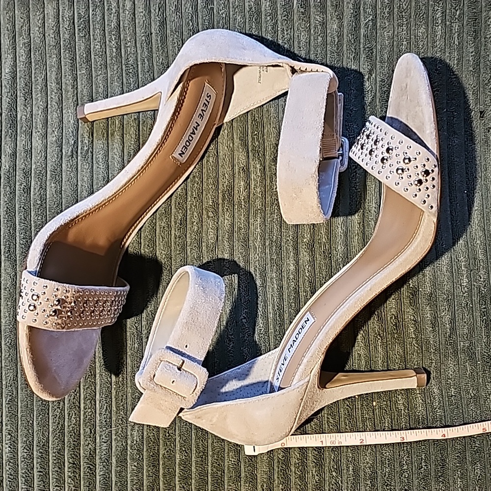 Steve Madden Canastal taupe hi heel ankle strap w/studs across toe. Sz 9.
